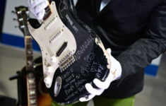 Chitara zdrobita- Fender- a lui Kurt Cobain s-a vandut cu aproape 600.000 de dolari