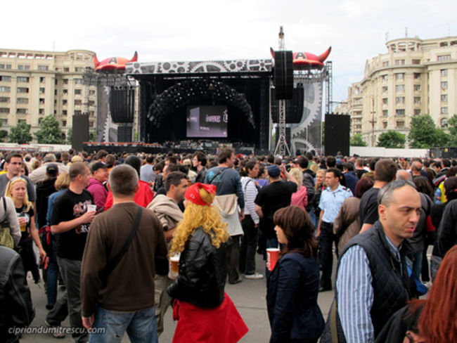 Poze Concert AC/DC in Romania la Bucuresti pe 16 mai 2010 (User Foto) - Se aduna lumea