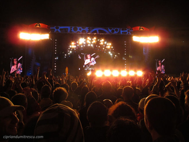 Poze Concert AC/DC in Romania la Bucuresti pe 16 mai 2010 (User Foto) - Public fericit
