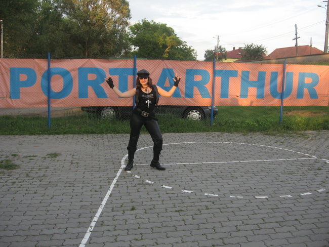 Poze Festivalul Rock Pe Mures editia 2010 (User Foto) - EU,GLORIA ROMANA,IN FATA PANCARTEI RECLAMEI CU PORT ARTHUR