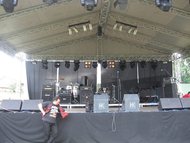 Poze Festivalul Rock Pe Mures editia 2010 (User Foto) - GIANNY PAINKILLER,IN FATA SCENEI