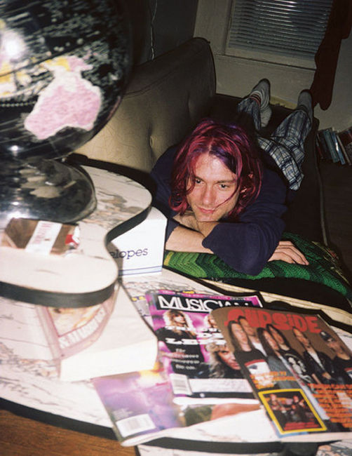 Poze Poze Nirvana - Kurt Cobain in his apartment