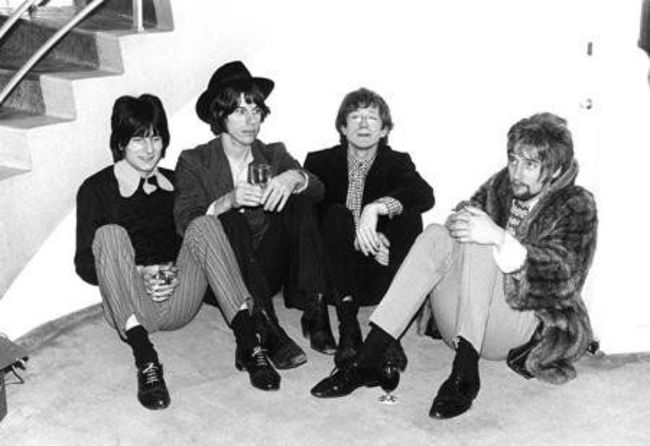Poze Cele mai tari poze cu artisti din anii '60 - The Jeff Beck Group - Ron Wood (Ronnie Wood), Jeff Beck, Mickey Waller, Rod Stewart in 1966