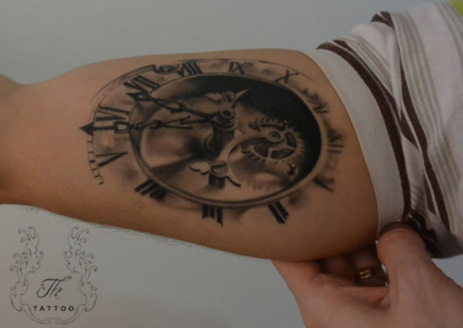 Poze TH Tattoo poze - Tatuaj Ceas