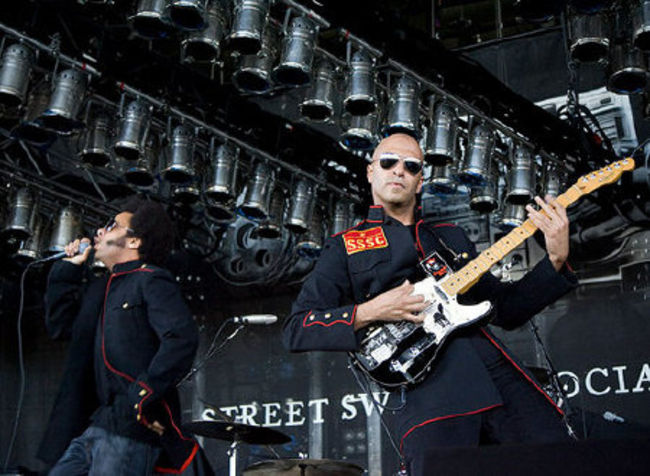 Poze Poze Nine Inch Nails - Tom Morello performs with Street Sweeper Social Club on May 8, 2009 in West Palm Beach, Florida.