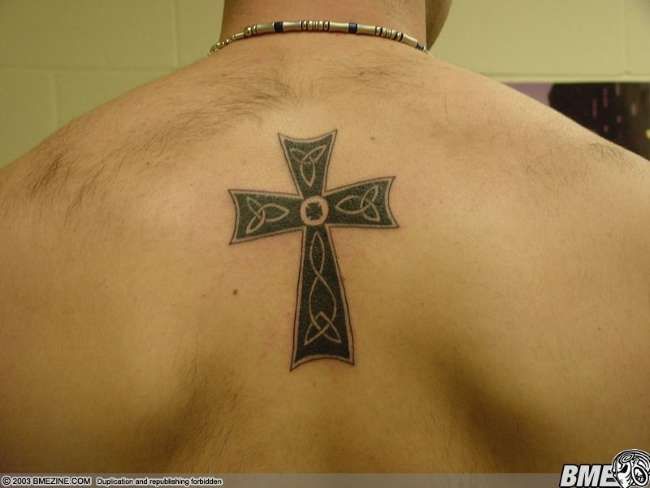 Poze Poze Tatuaje. Modele de Tatuaje (foto) - Cruce celtica mare pe spate 