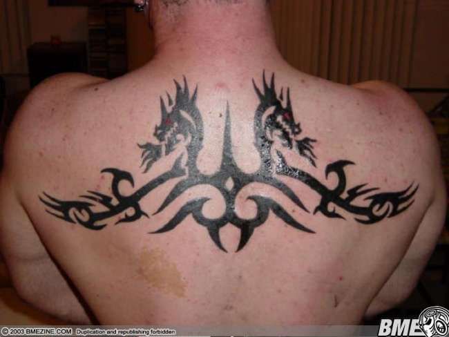 Poze Poze Tatuaje. Modele de Tatuaje (foto) - Tribal pe spate cu dragoni