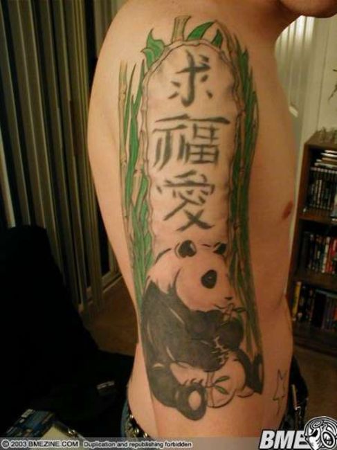 Poze Poze Tatuaje. Modele de Tatuaje (foto) - Panda si litere chinezesti pe brat