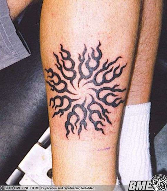 Poze Poze Tatuaje. Modele de Tatuaje (foto) - Floare tribala pe picior