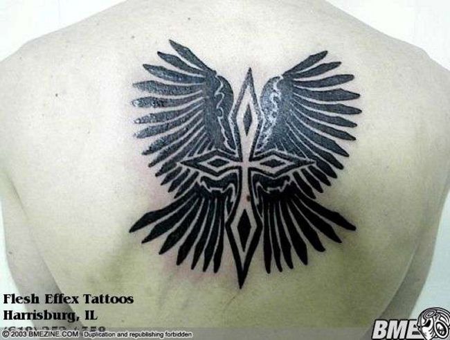 Poze Poze Tatuaje. Modele de Tatuaje (foto) - Cruce cu aripi pe spate