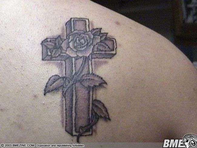 Poze Poze Tatuaje. Modele de Tatuaje (foto) - Cruce cu trandafiri