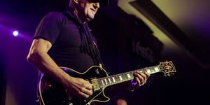 Concert Jan Akkerman  in Hard Rock Cafe: Intre Jazz, Rock si Blues