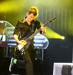 Muse au adus un OZN gigantic pe Stadionul Wembley (video)