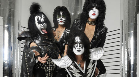 Kiss castiga minim 500.000 de dolari pe concert