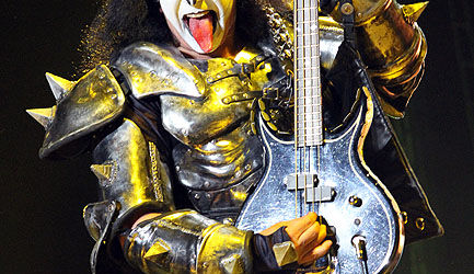 Basistul Kiss nu visa vreodata sa ajunga in Guitar Hero (video)