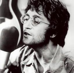 Pe 9 octombrie este ziua de nastere a lui John Lennon