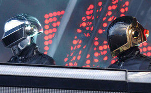 Daft Punk au urcat pe scena cu Phoenix (video)