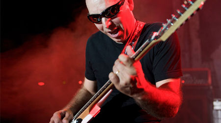 Joe Satriani a lansat un nou videoclip: Light Years Away