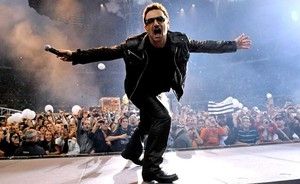 Bono a chemat o fana pe scena la concert