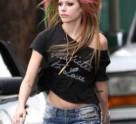 Avril Lavigne a lansat un videoclip nou: What The Hell