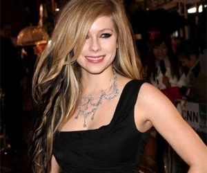 Avril Lavigne: M-am maturizat, port rochii si tocuri