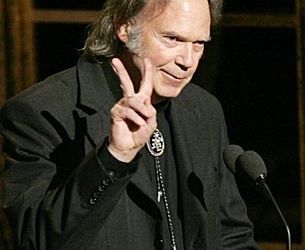 Neil Young este rasplatit pentru gesturi umanitare