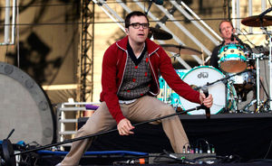 Rivers Cuomo (Weezer) lanseaza o carte (video)
