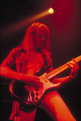 Chitaristul Whitesnake discuta despre Gary Moore