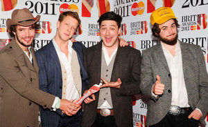 Mumford And Sons s-au imbatat de bucurie dupa Brit Awards