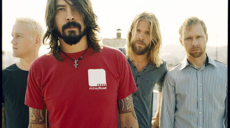 Foo Fighters canta in garajele fanilor