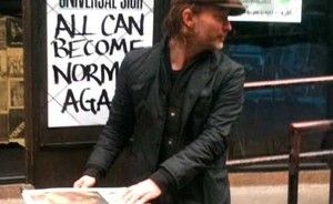 Thom Yorke distribuie ziare