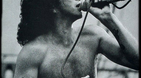 Fostii membri AC/DC vor canta in memoria lui Bon Scott