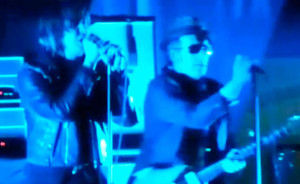 The Strokes au cantat cu Elvis Costello (video)