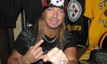 Bret Michaels a cantat Every Rose Has Its Thorn (video)