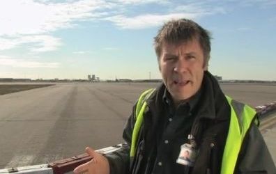 Bruce Dickinson apare intr-un spot pentru siguranta zborului