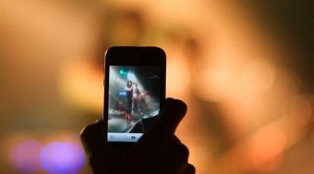 Pozele si filmarile cu mobilul la concerte ar putea fi interzise