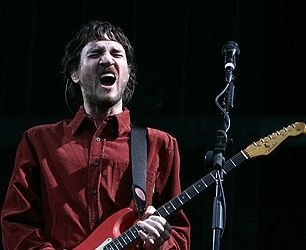 John Frusciante urmarit de o fana