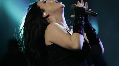 Solista Evanescence a cazut pe scena in New York (video)