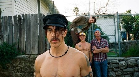 Red Hot Chili Peppers au lansat un nou videoclip: Monarchy of Roses