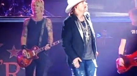 Axl Rose si Duff McKagan din nou impreuna pe scena (video)