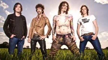 Brian May a cantat cu The Darkness (video)