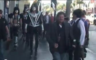 KISS s-au plimbat prin multime pe Hollywood Boulevard (video)