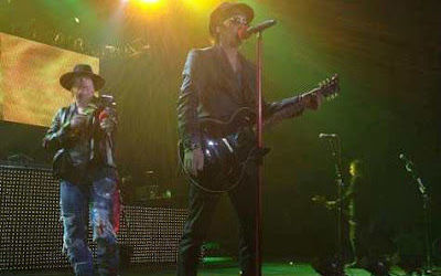 Izzy Stardlin din nou pe scena alaturi de Guns N Roses (video)
