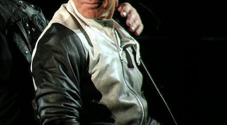 Basistul U2 a castigat procesul impotriva fostului sau asistent