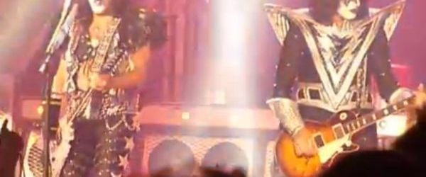 Kiss au cantat live noua piesa, Hell Or Hallelujah (video)