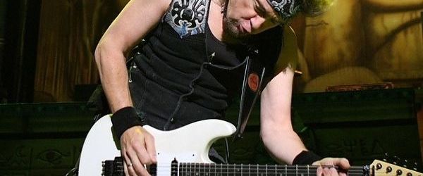 Chitaristul Iron Maiden se gandeste la lansarea unui album solo