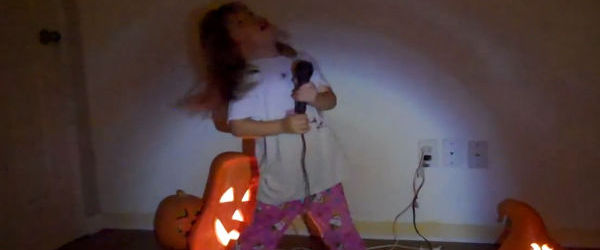 O fetita de 6 ani incearca sa-l imite pe solistul Skeletonwitch (video)