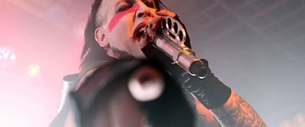 Marilyn Manson s-a prabusit pe scena (video)