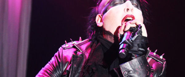 Marilyn Manson, atac cu fumigene impotriva paparazzilor (video)
