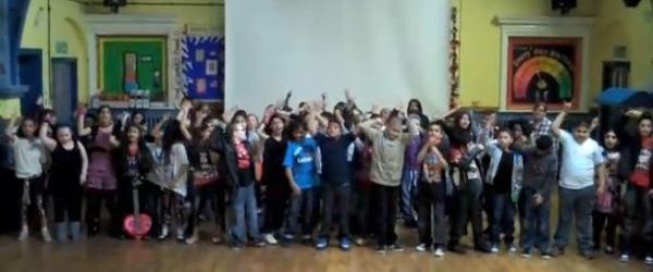 In scolile din Anglia se canta Iron Maiden (video)